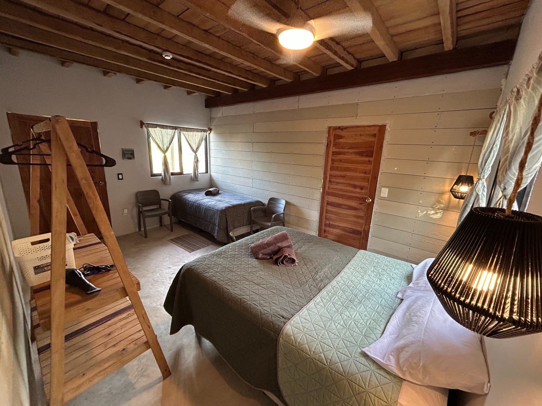 Habitacion con cama amplia del Hotel Boutique Selva y Mar